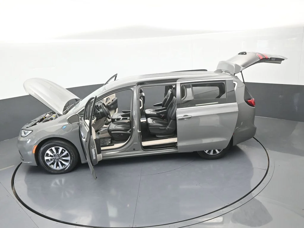 Used 2022 Ceramic Gray Clearcoat Chrysler Touring L image 69