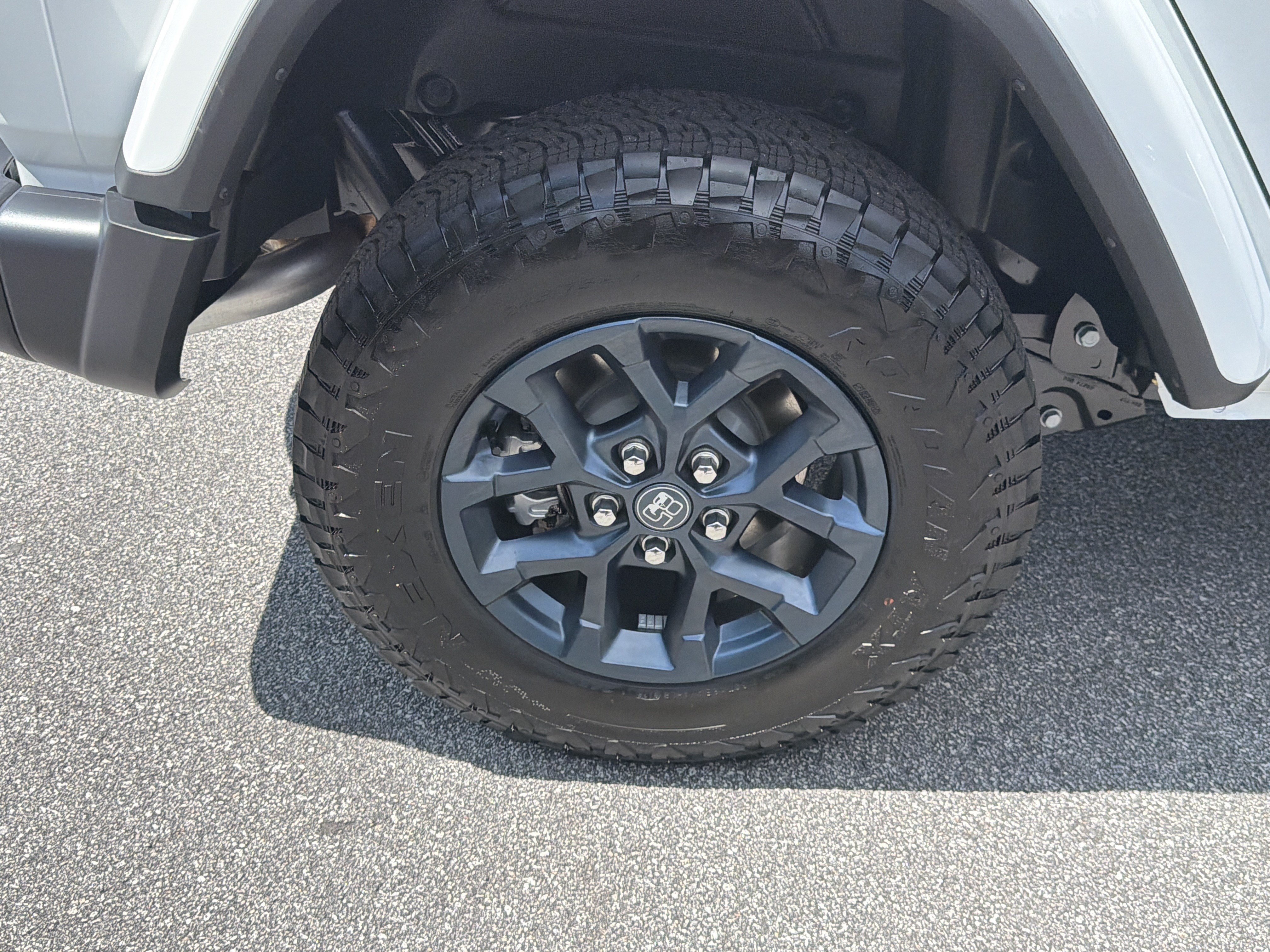 New 2026 Bright White Clear-Coat Exterior Paint Jeep 85th Anniversary Edition image 21