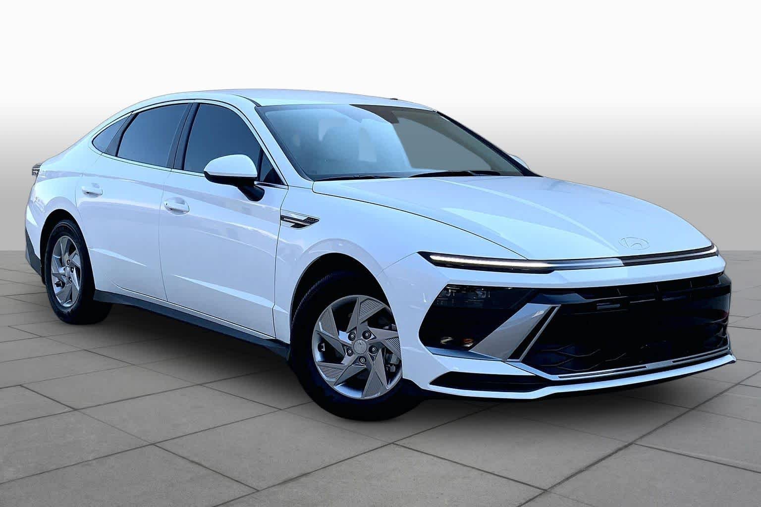 Used 2025 Serenity White Hyundai SE image 3
