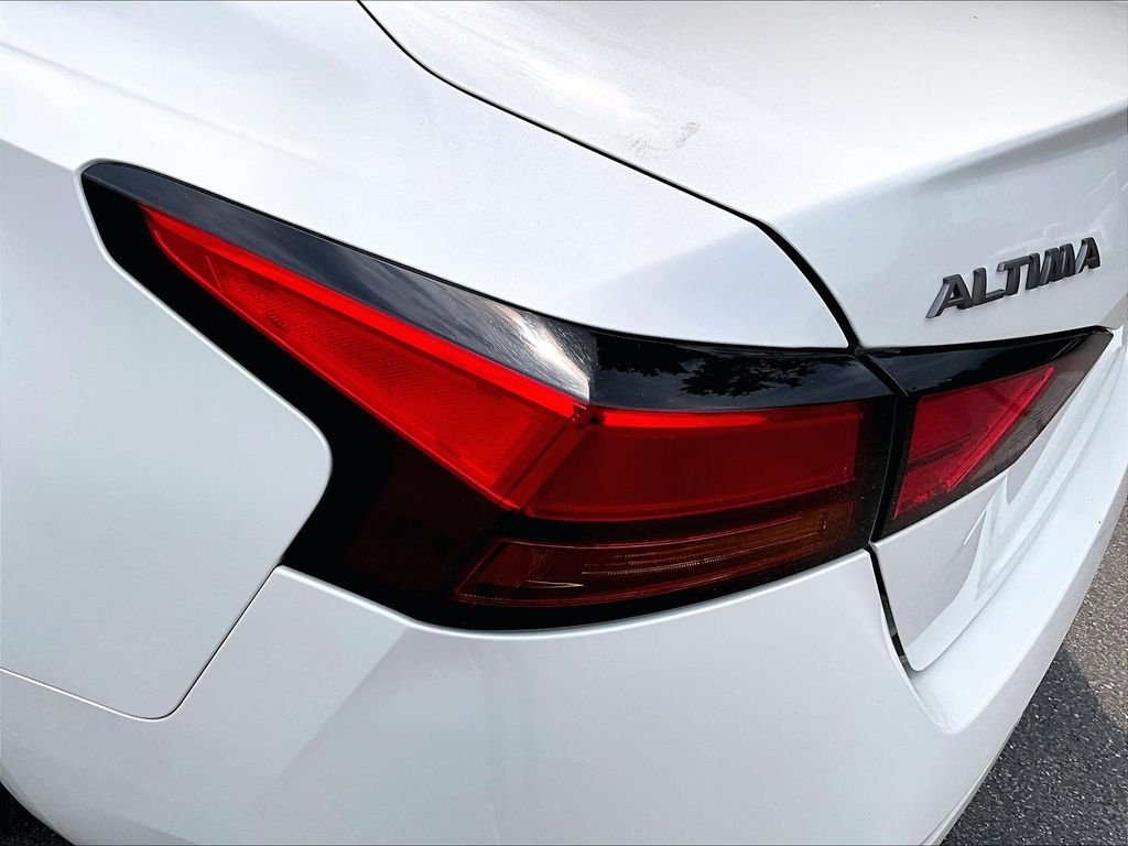 Used 2024 White Nissan 2.5 SR image 33