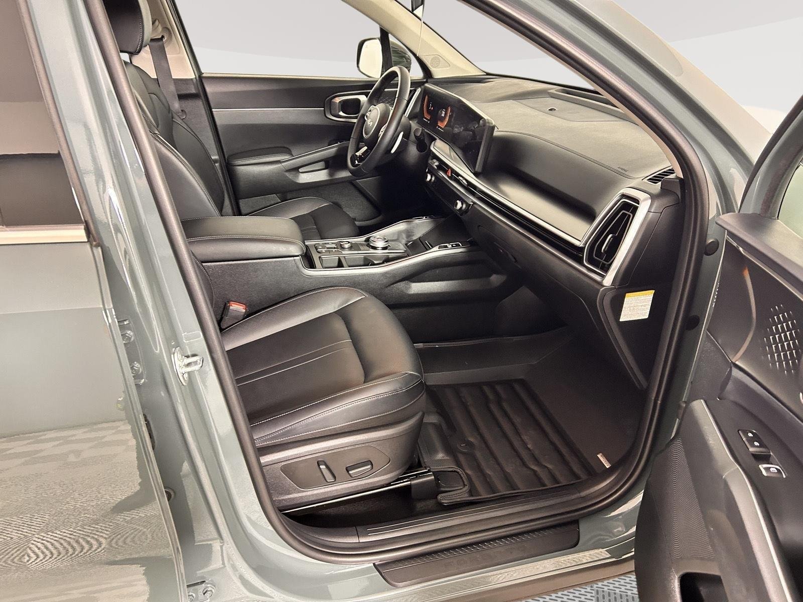 Used 2025 Cityscape Green Kia EX image 19