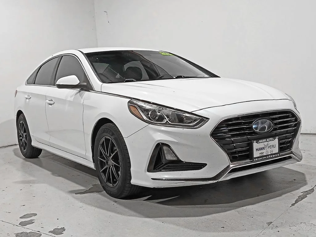 Used 2018 White Hyundai SE image 30