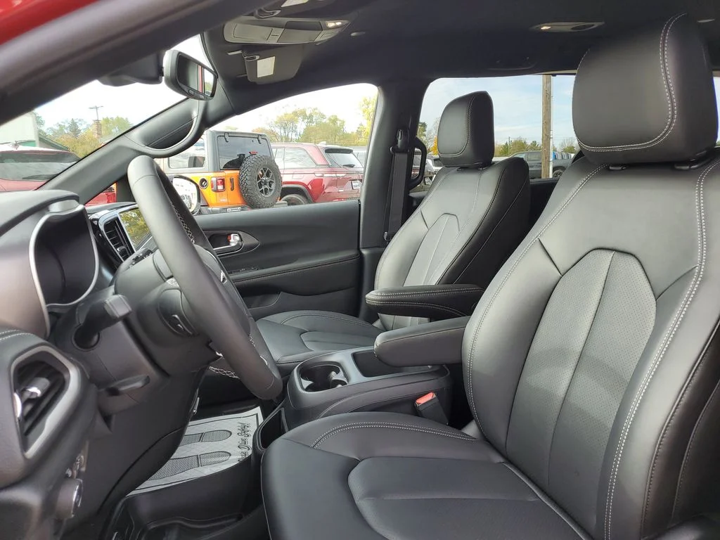 2026 Chrysler Pacifica Select - Photo 8