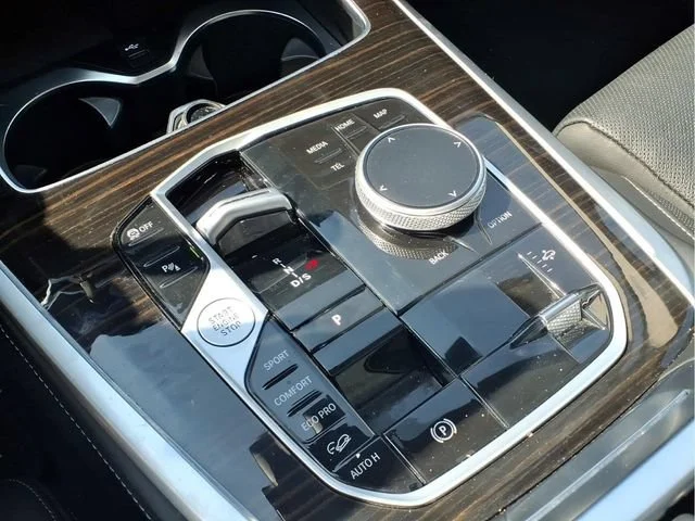 Used 2025  BMW xDrive40i image 9
