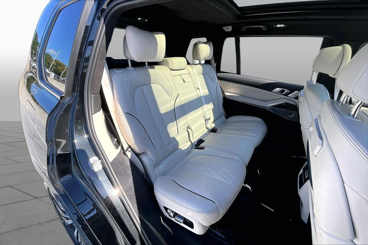 Used 2024 Black Sapphire Metallic BMW M60i image 20
