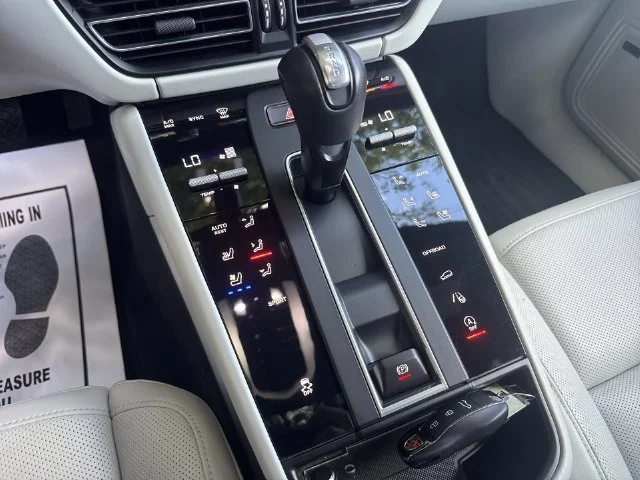 Used 2025  Porsche Base image 24
