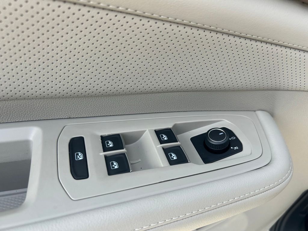 New 2026 White/off-white Volkswagen 2.0T SE w/Technology image 52