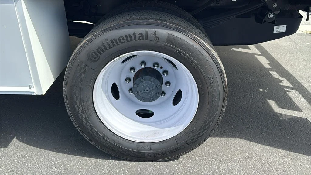 New 2024 Oxford White Ford F-450® XL image 7
