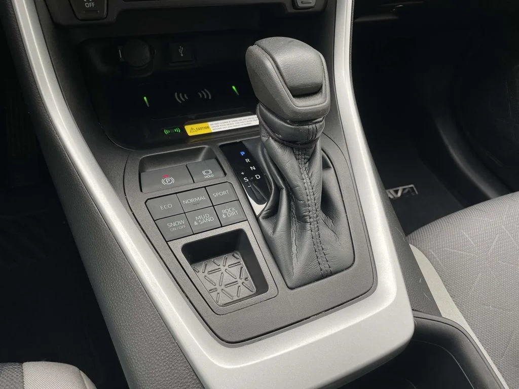 Used 2022 Silver Sky Metallic Toyota XLE image 20