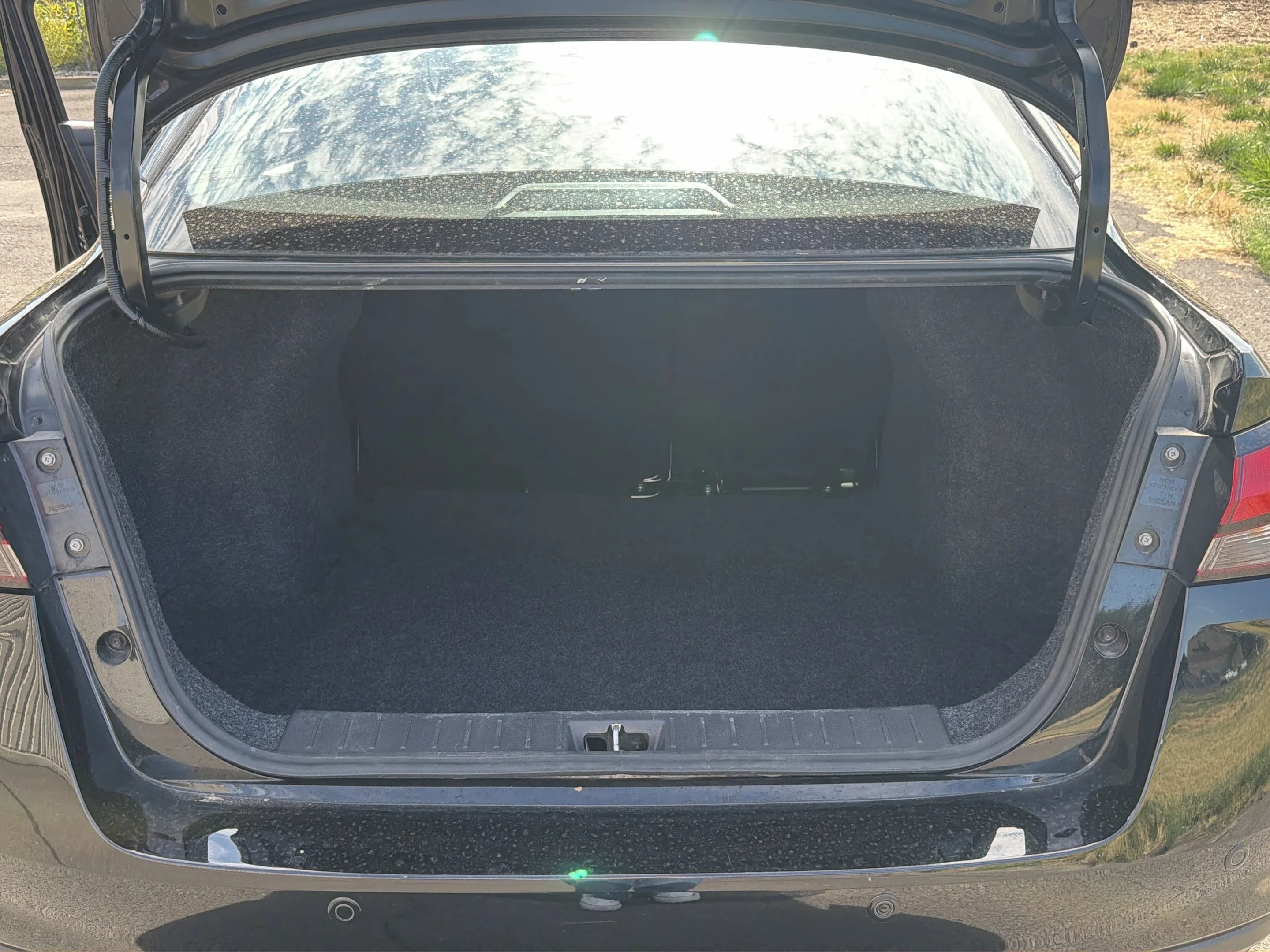 2025 Nissan Versa Sedan SR - Photo 9