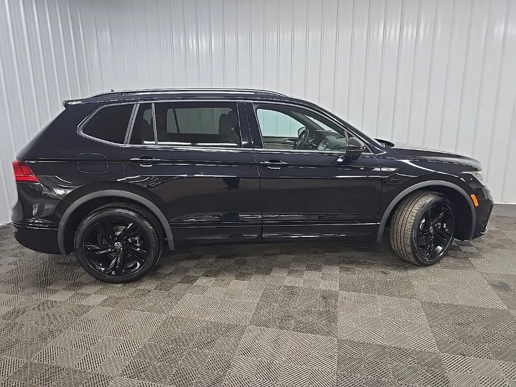 Used 2023 Black Volkswagen 2.0T SE R-Line Black image 2