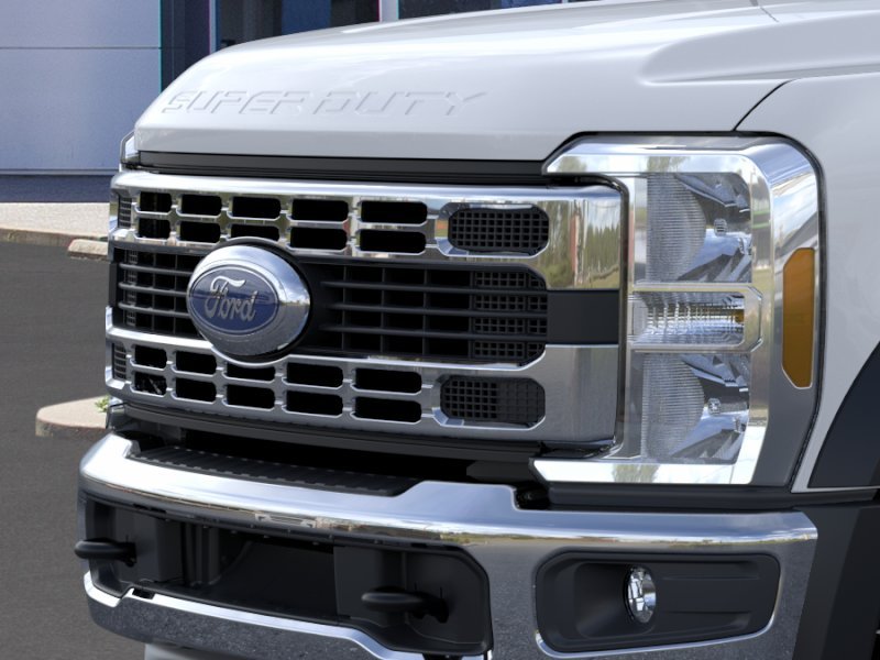 New 2025 Oxford White Ford F-450® XL image 17