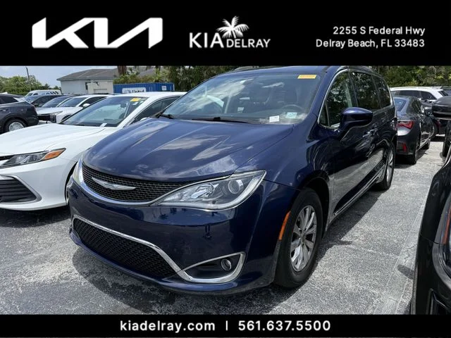 Used 2017 Blue Chrysler Touring L image 4