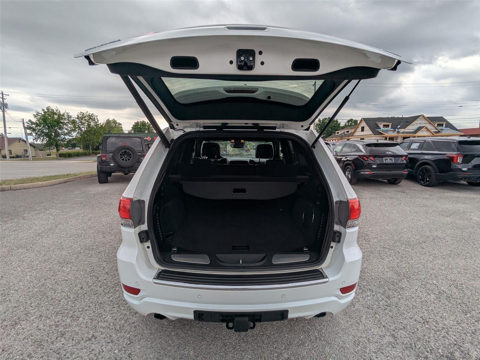 Used 2019 Bright White Clearcoat Jeep Overland image 27