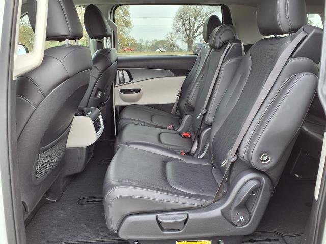 Used 2024 White Kia  image 22