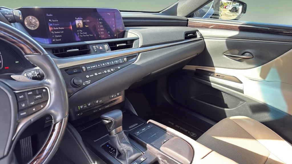 Used 2020 Silver Lexus 300h image 26
