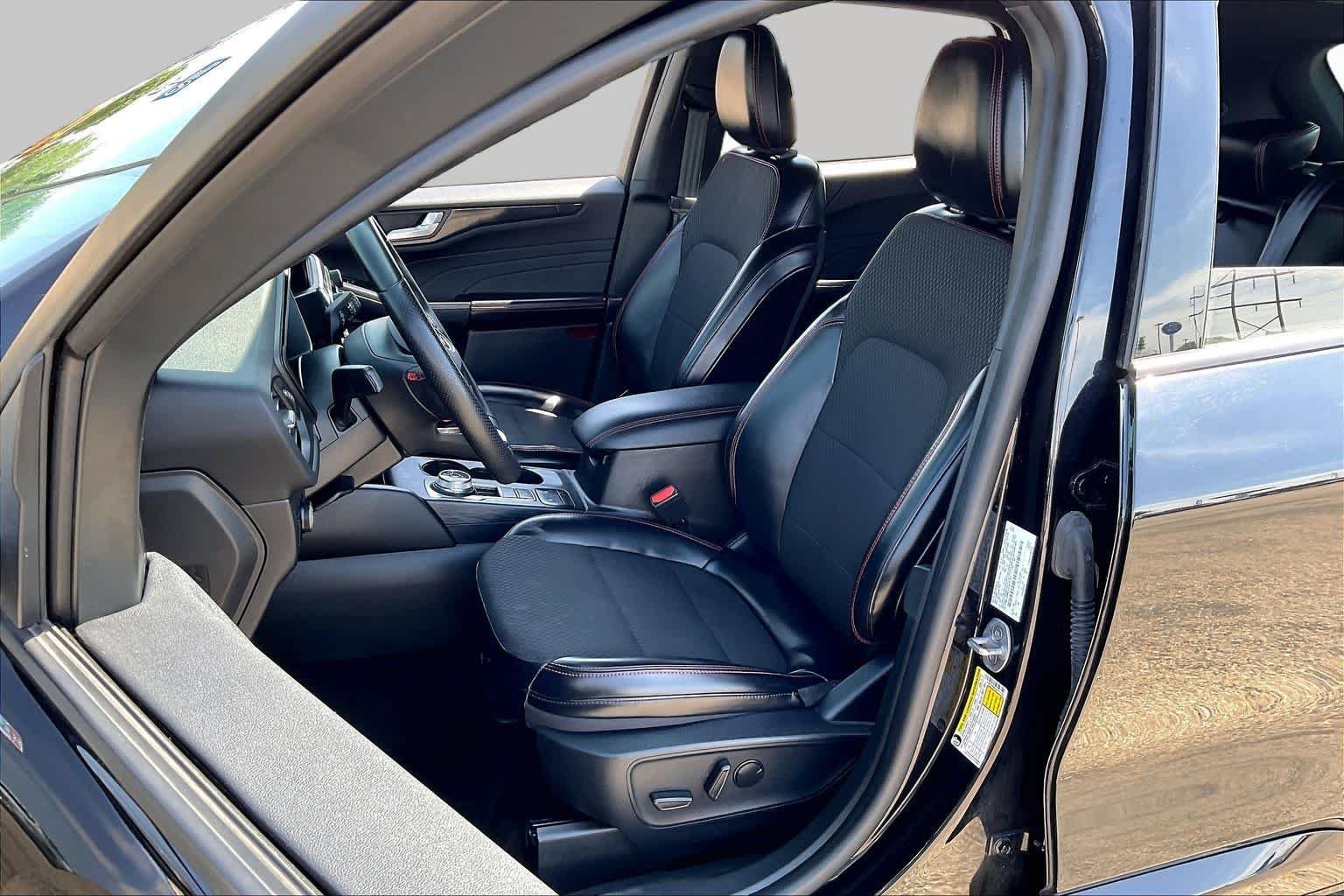 Used 2024 Agate Black Metallic Ford ST-Line image 8