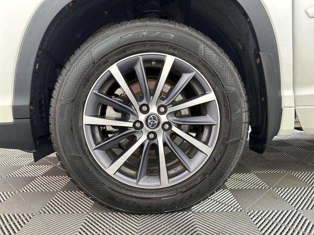 Used 2017 Blizzard Pearl Toyota XLE image 5