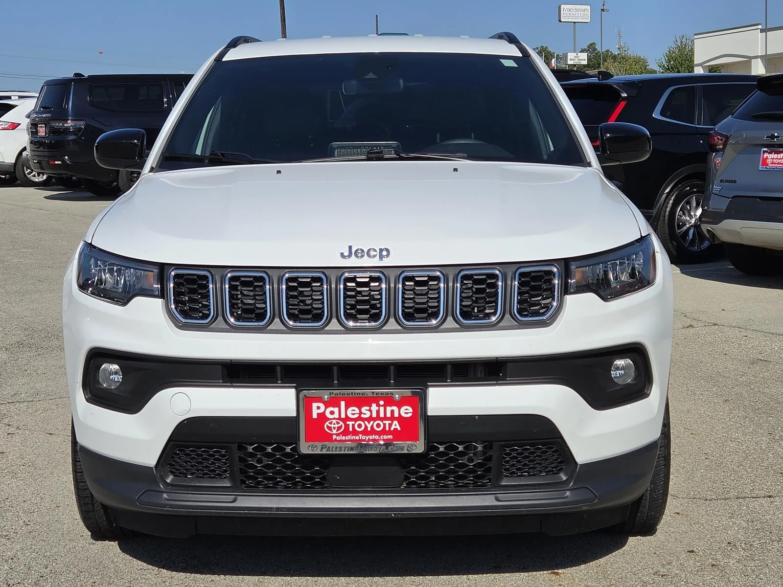 Used 2025 White/off-white Jeep Latitude 4x4 image 2