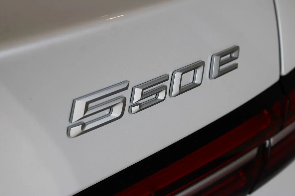 New 2026 Mineral White Metallic BMW 550e xDrive image 33