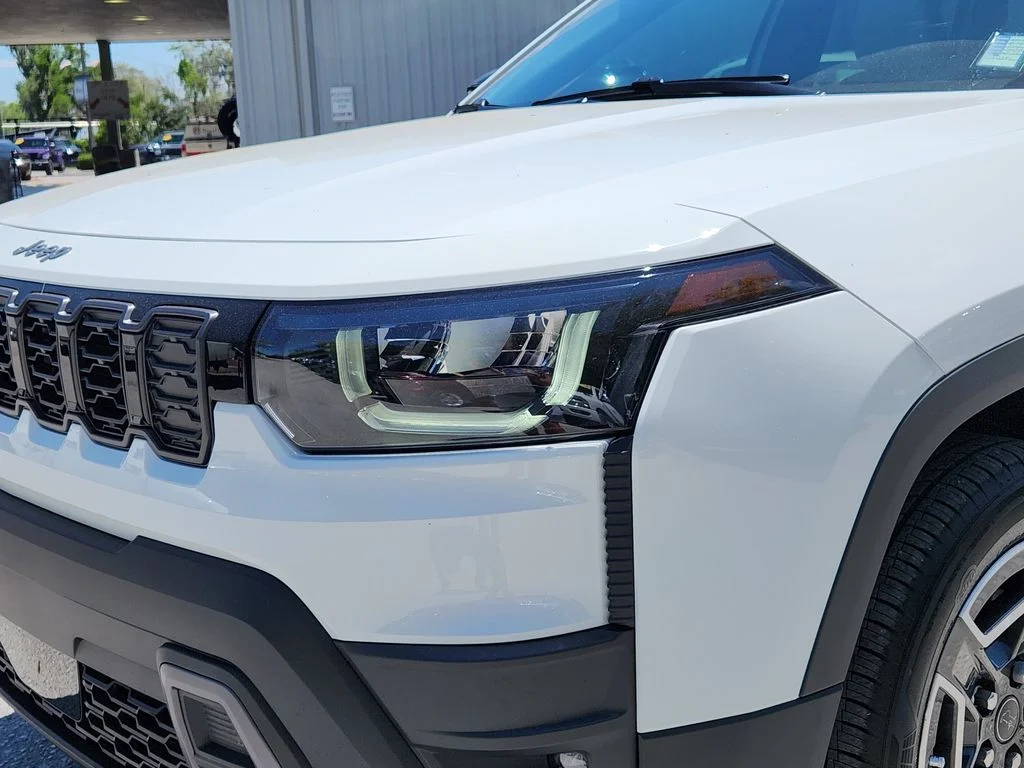 New 2026 Bright White Clear-Coat Exterior Paint Jeep Limited image 7