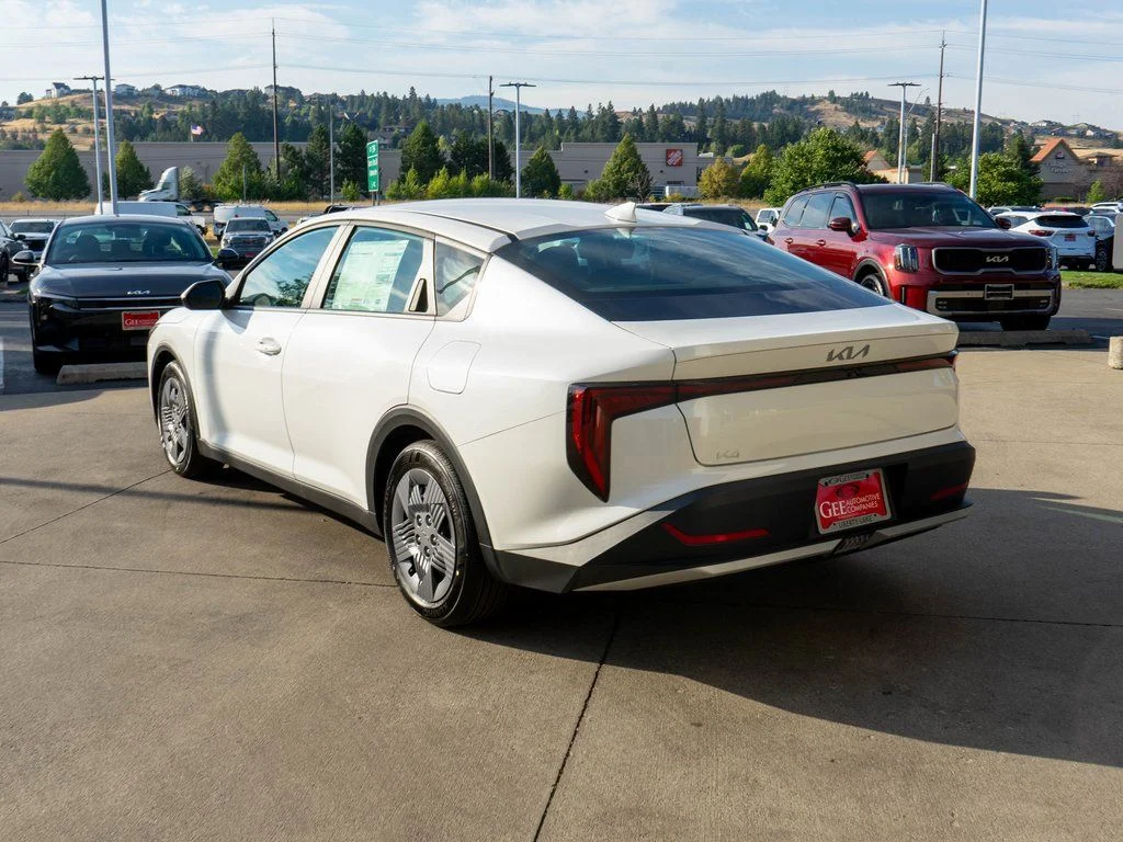 New 2025 Snow White Pearl Kia LX image 5