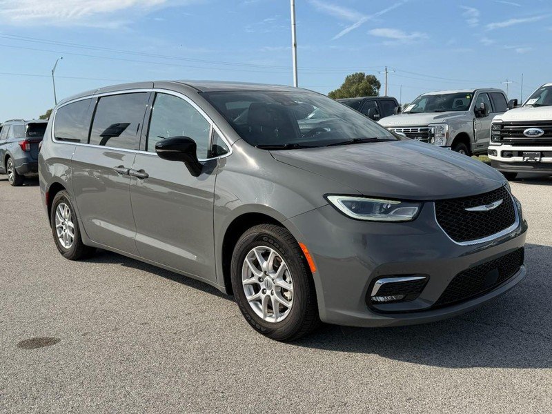 Used 2025 Ceramic Gray Clearcoat Chrysler Select FWD image 8