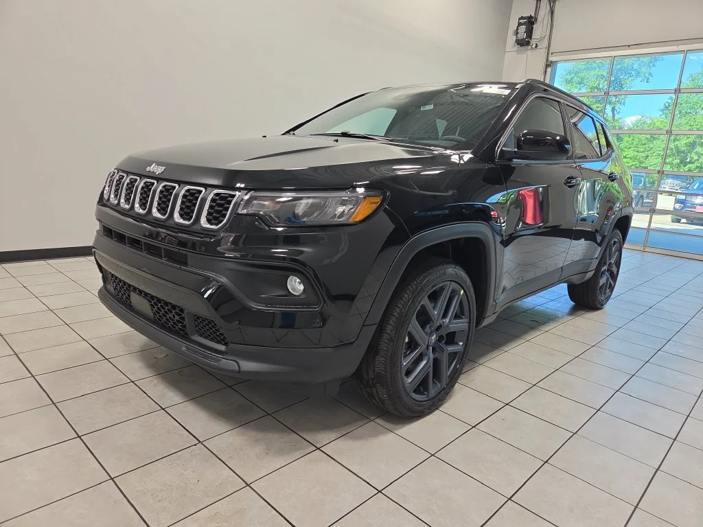 New 2026 Diamond Black Crystal Pearl-Coat Exterior Paint Jeep  image 3