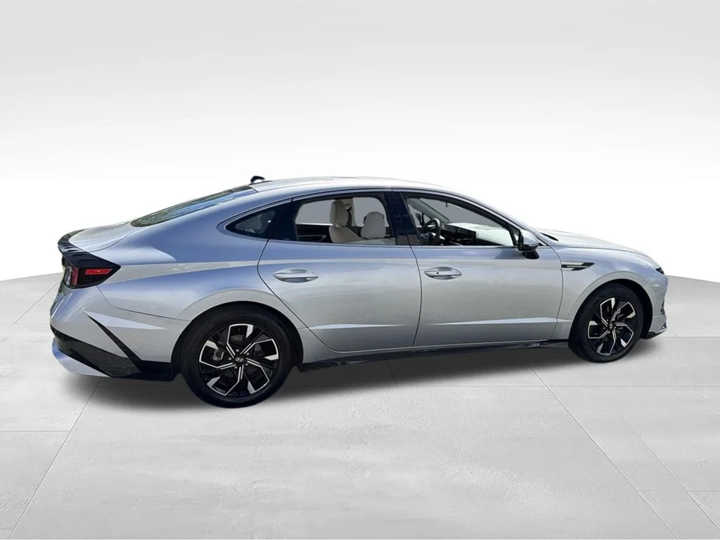 Used 2024 Silver Hyundai SEL image 11