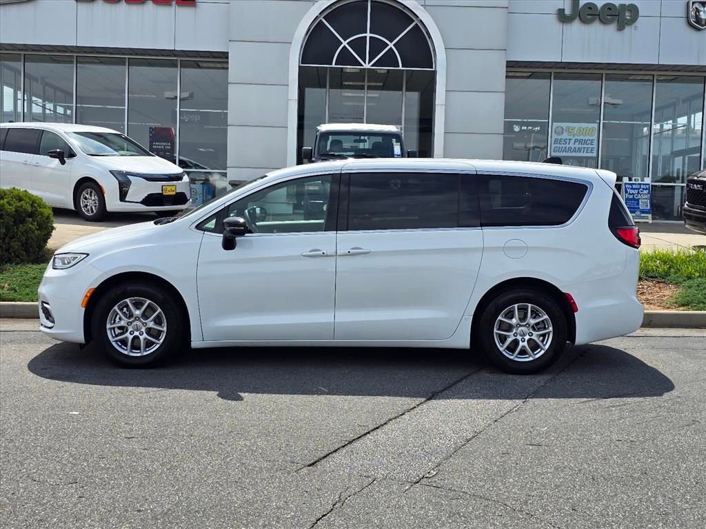 Used 2025 White Chrysler Select image 23