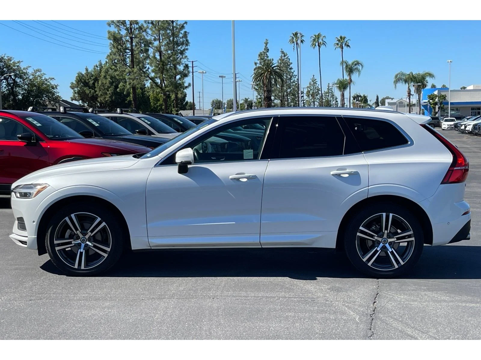 Used 2018 Ice White Volvo Momentum image 3