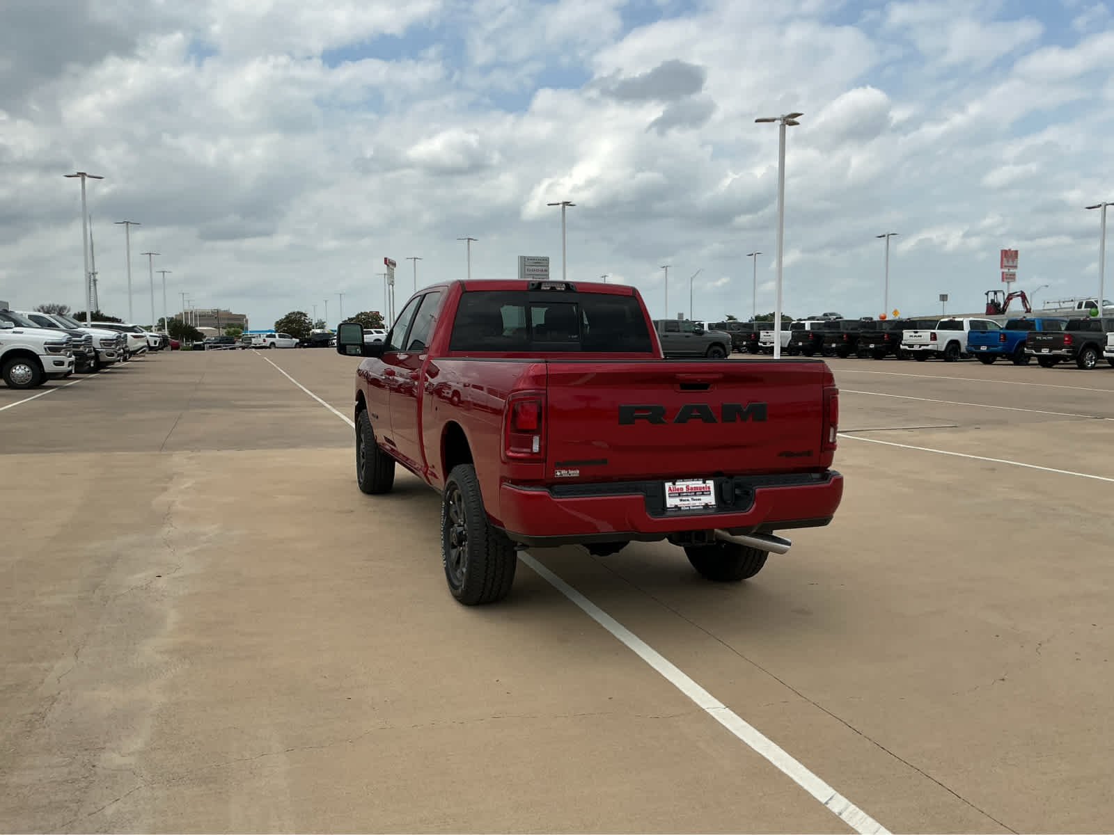 New 2026 Molten Red Pearl-Coat Exterior Paint RAM Laramie image 13