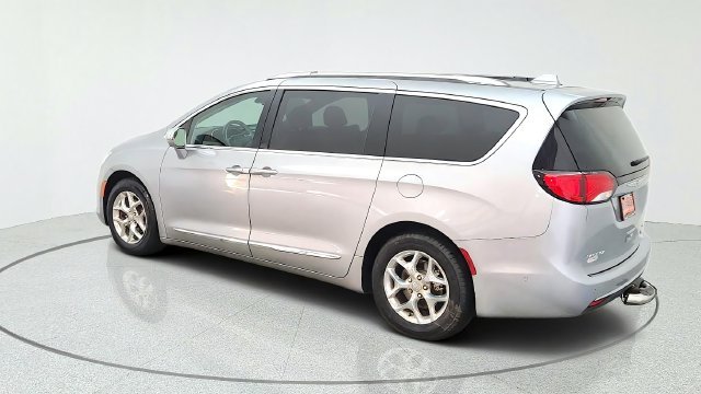 Used 2017 Silver Chrysler Limited image 8