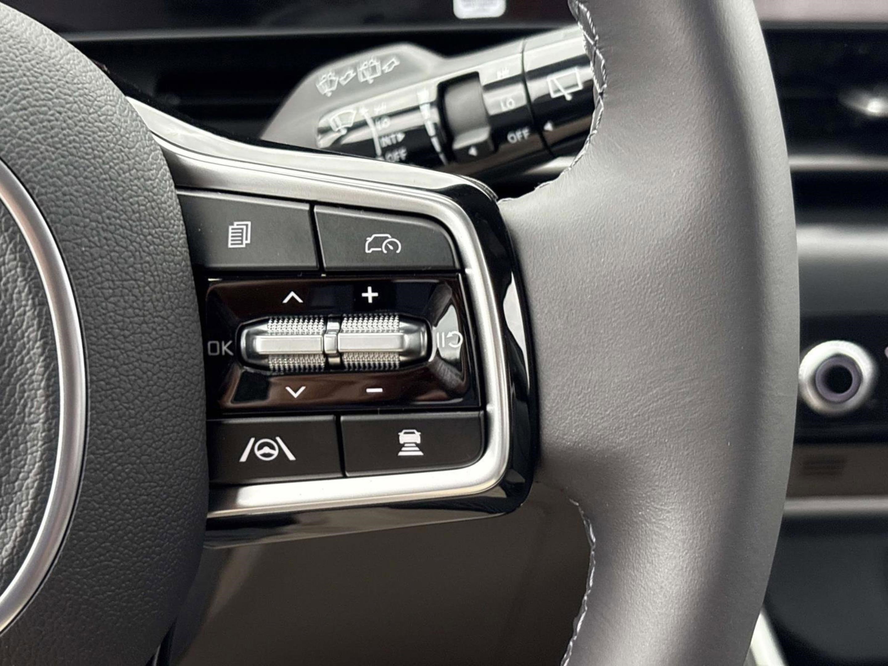New 2026 Snow White Pearl Kia LXS image 24