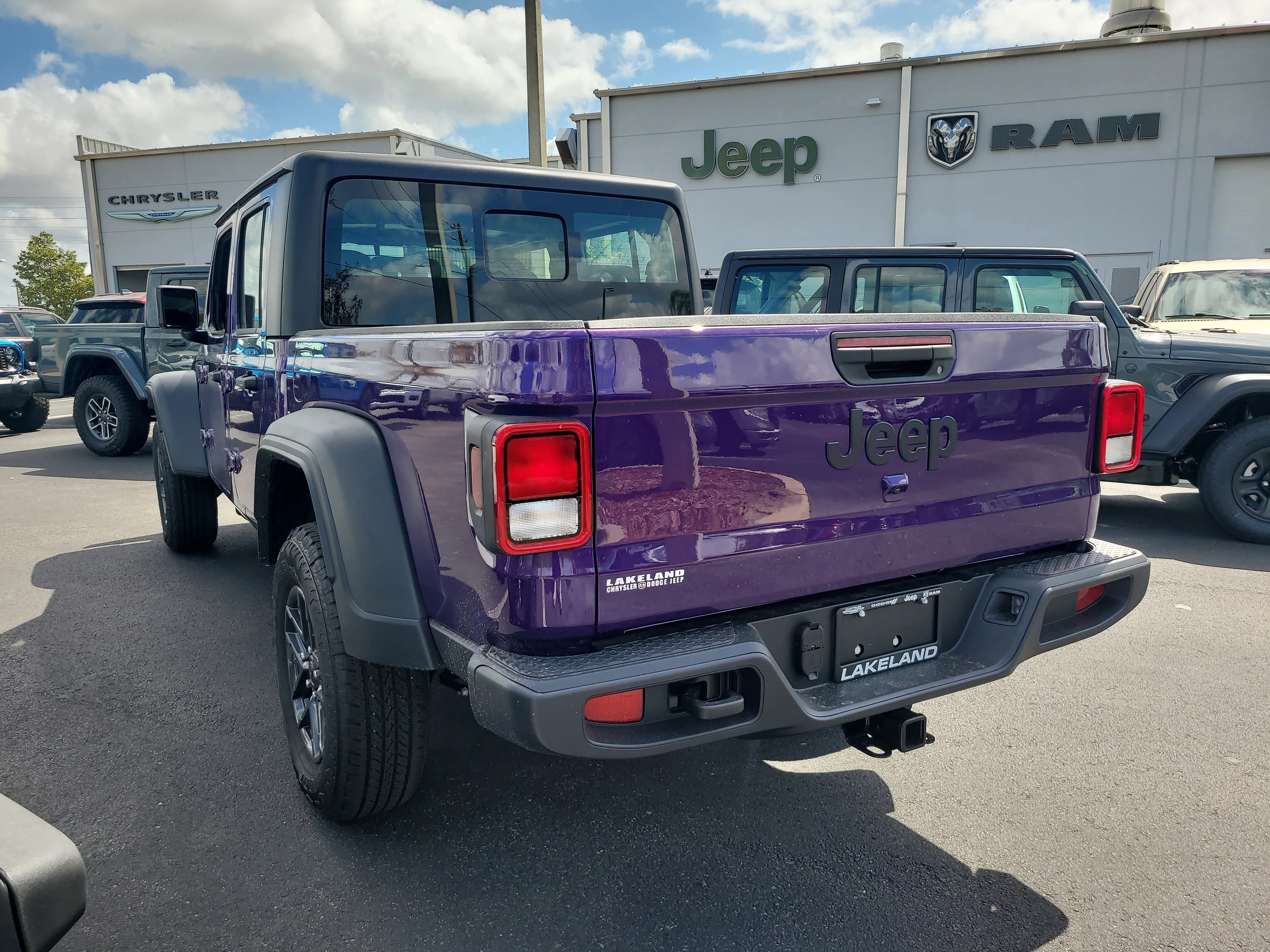 New 2026 Reign Jeep Sport image 8