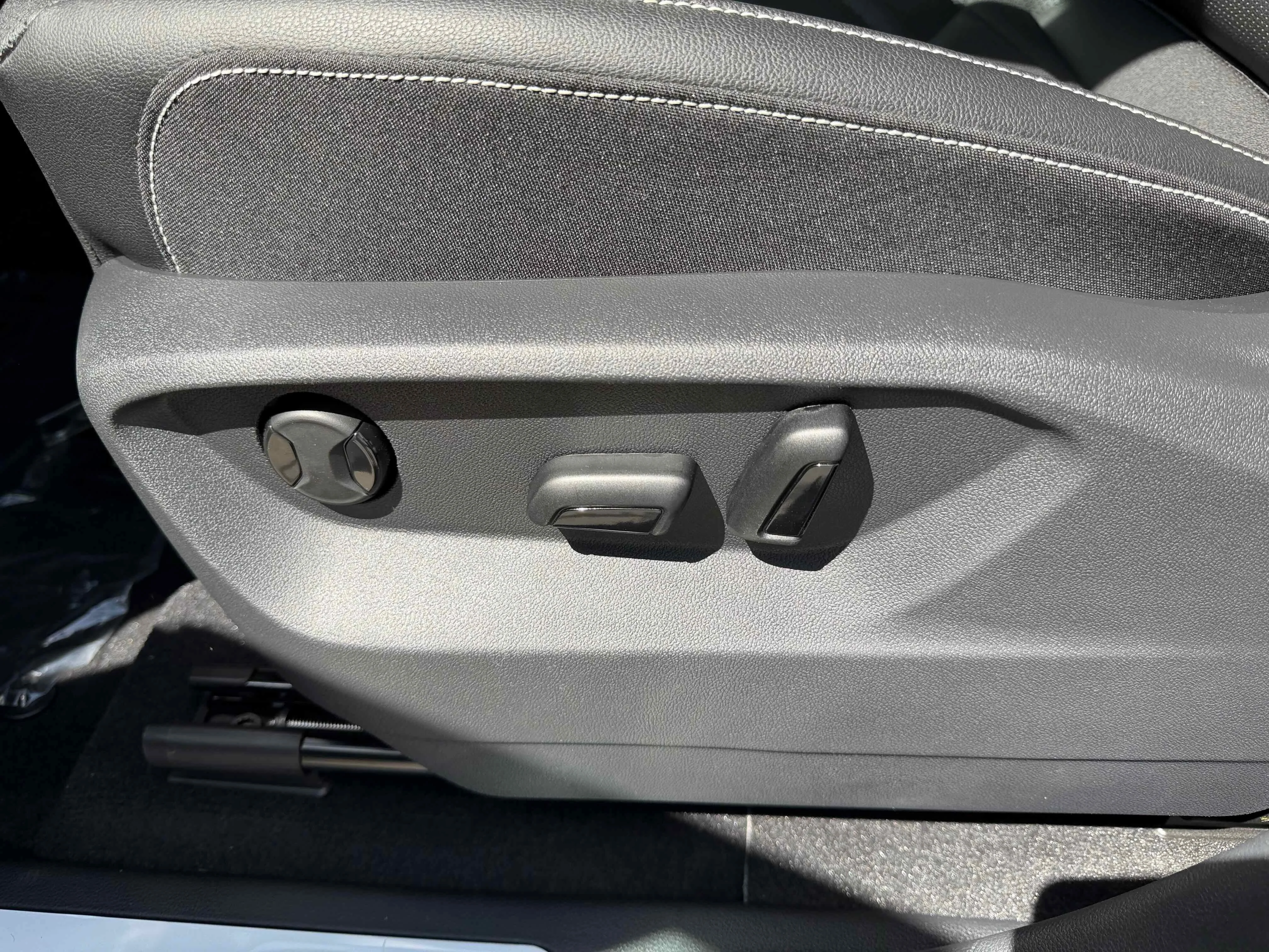 New 2026 Deep Black Volkswagen 2.0T SE w/Technology image 14