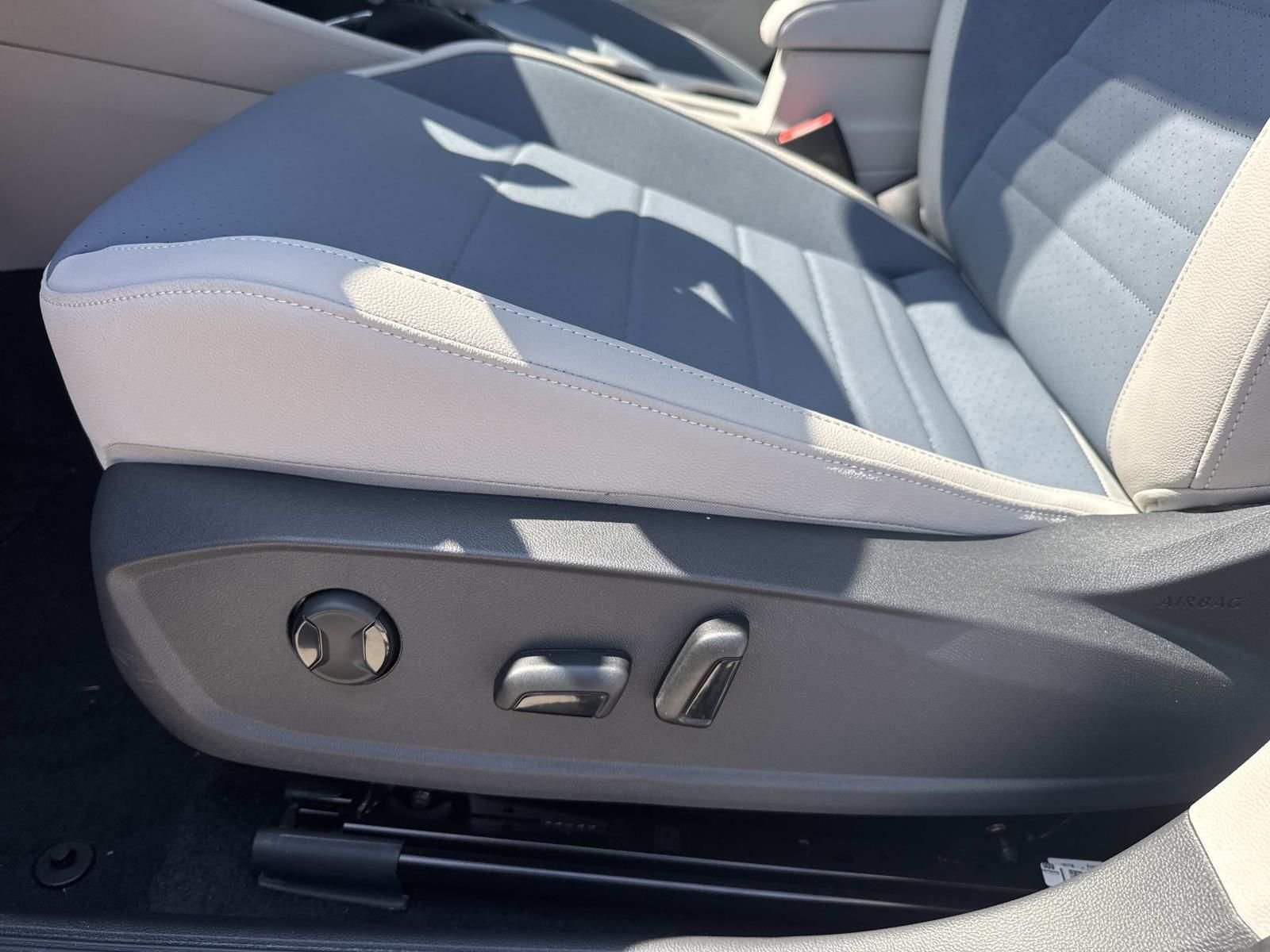 New 2026 Black Volkswagen 1.5T SE image 10