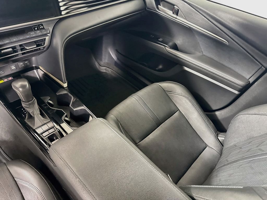 Used 2025 Wind Chill Pearl Toyota XSE image 21