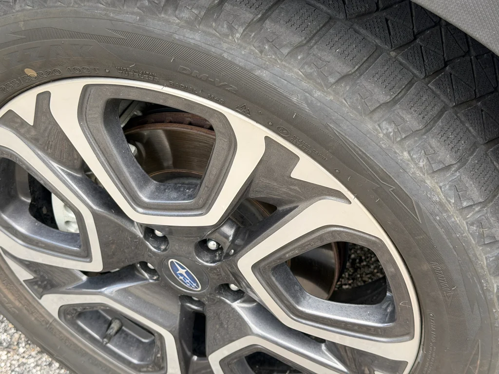 Used 2023 Ice Silver Metallic Subaru Limited image 38