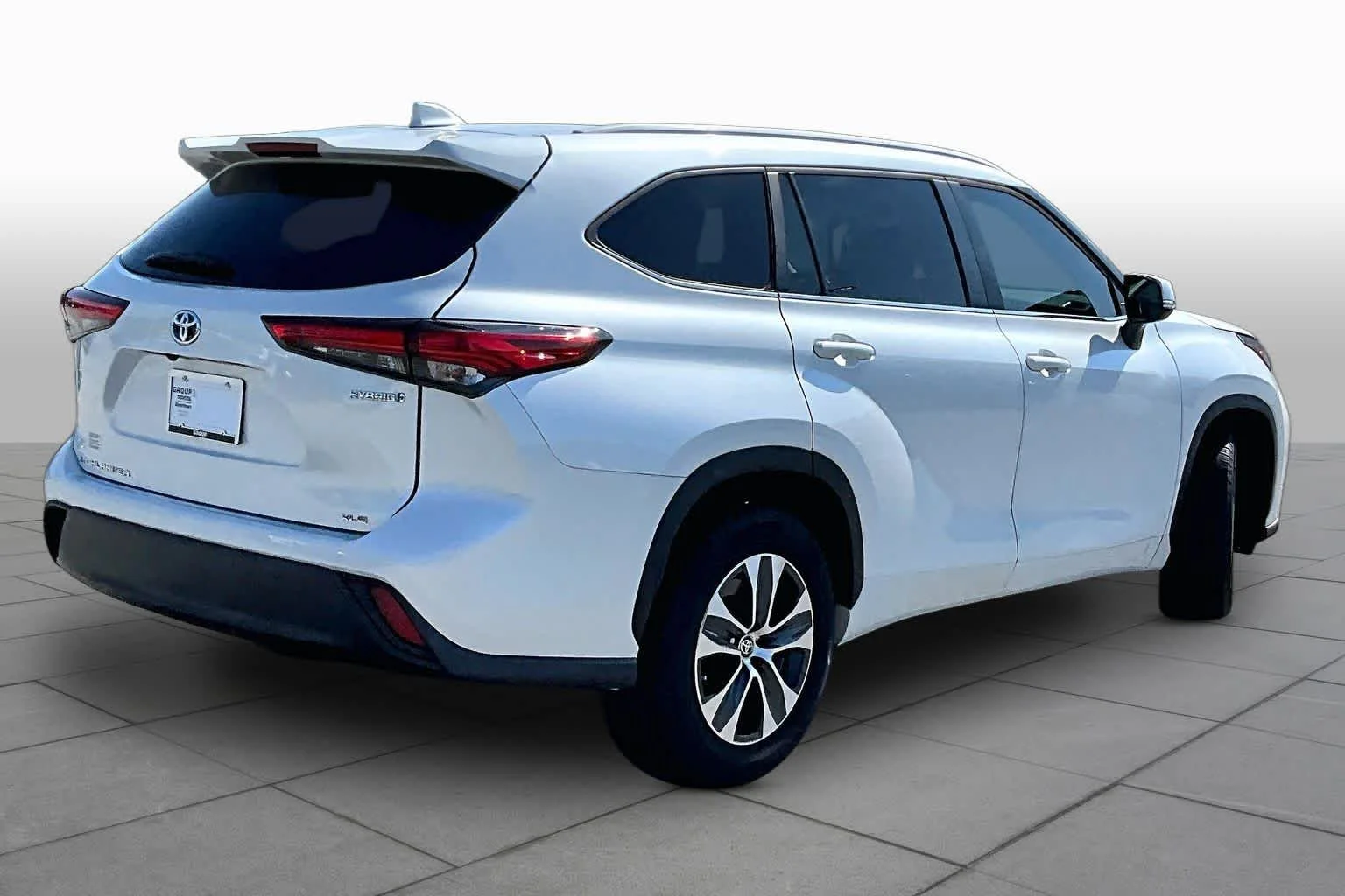 Used 2023 Wind Chill Pearl Toyota Hybrid XLE image 11