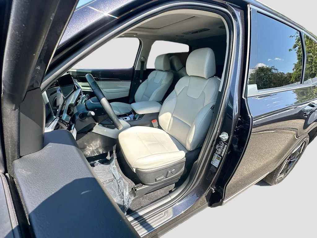 Certified Used 2025  Kia S image 21