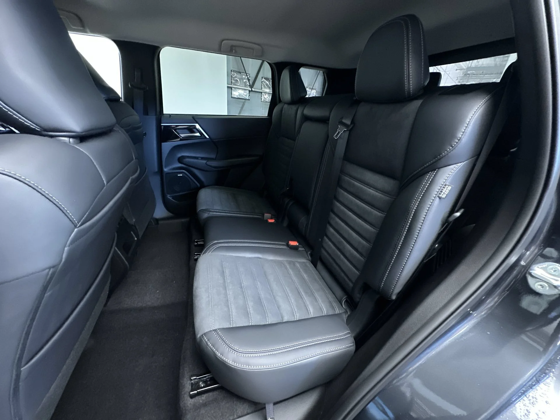 New 2026 Graphite Gray Mitsubishi SE image 23