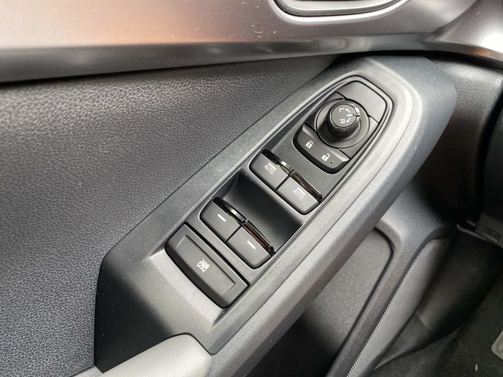 Used 2025 White Subaru Base image 33