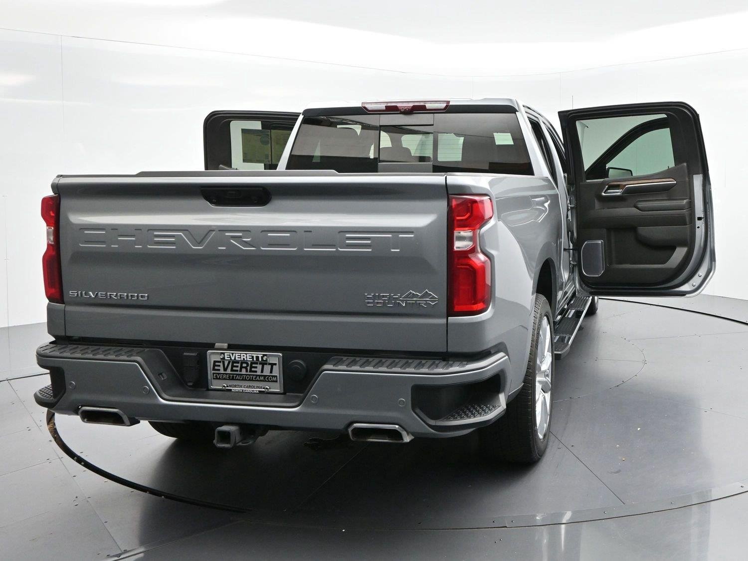 Used 2023 STERLING GRAY METALLIC Chevrolet High Country image 43