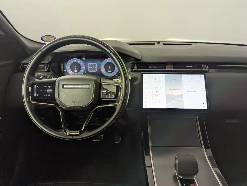 Used 2025 White Land Rover Dynamic SE image 6