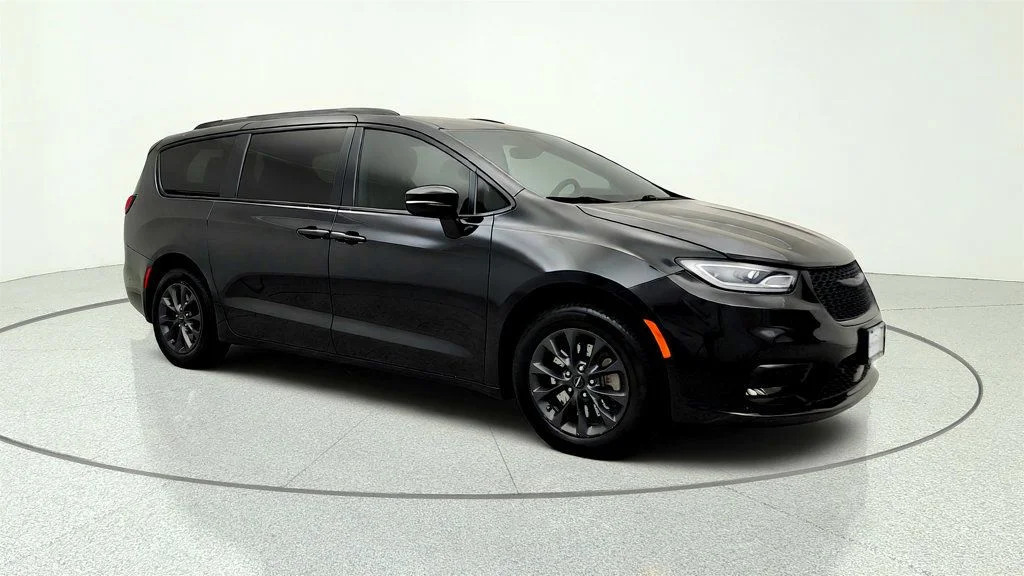 Used 2021 Brilliant Black Crystal Pearlcoat Chrysler Touring L AWD w/ Premium & Safety Sphere Group image 3