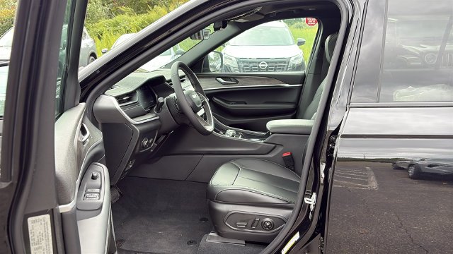 New 2027 High-Gloss Black Paint Jeep Limited image 9