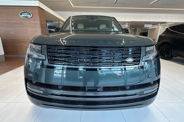 New 2026 Belgravia Green Land Rover SE image 8