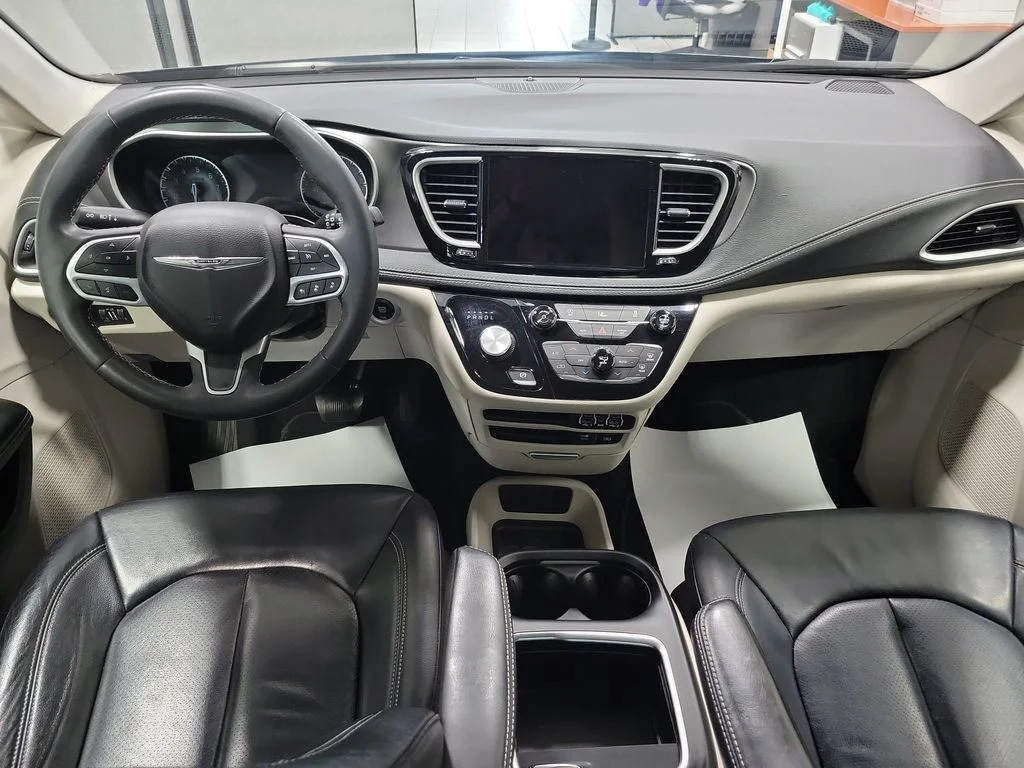 Used 2022 Black Chrysler Touring L image 3