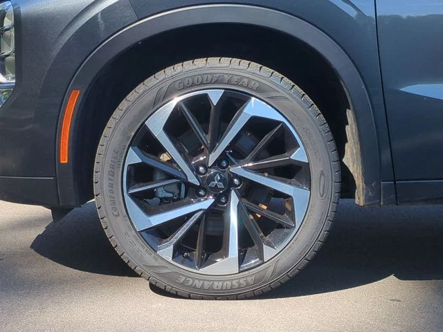 Used 2024  Mitsubishi SE Black Edition image 19